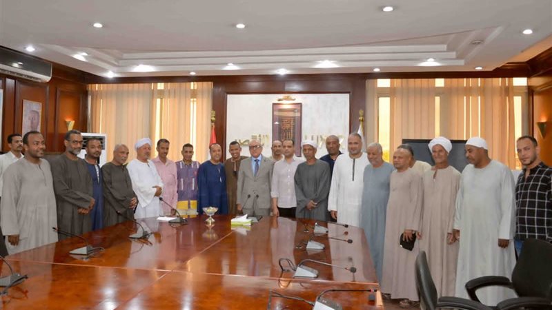 محافظ الأقصر مع وفد من أهالي نجعي عبادي والطينة 