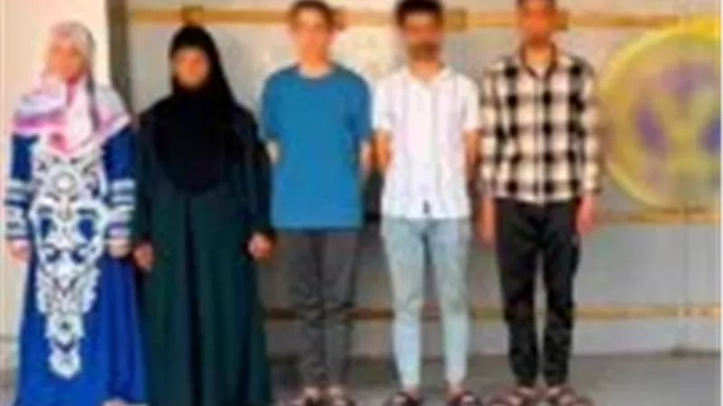 المتهمون عقب القبض عليهم