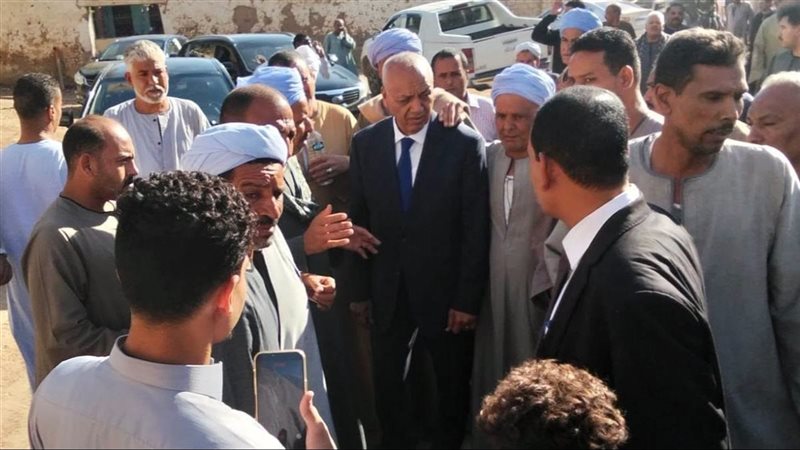 أهالي نجع عزوز مع النائب بكري