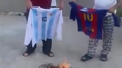 حرق قميص ميسي بعد مباراة مصر يشعل مواقع التواصل.. ومشجع يعلن مقاطعته له