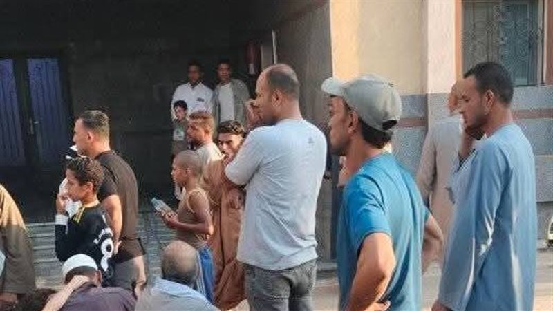 أسر الأطفال أمام المستشفى 