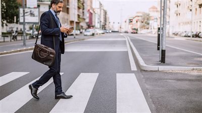 هاتفك يغير طريقة مشيك.. مخاطر خفية لاستخدام الشاشة أثناء السير