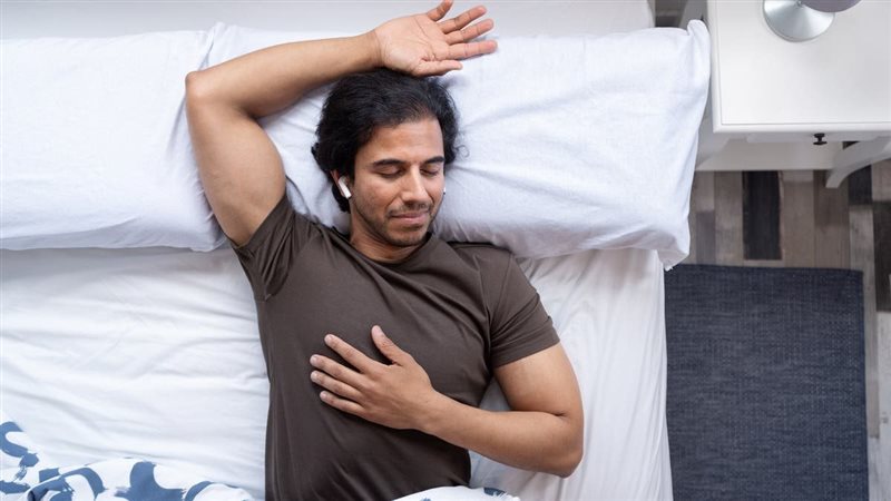 ارتداء السماعات أثناء النوم 