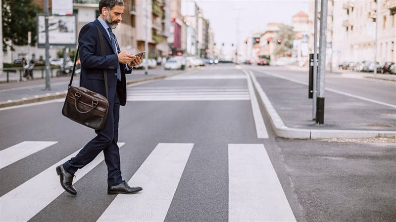استخدام الهاتف أثناء المشي