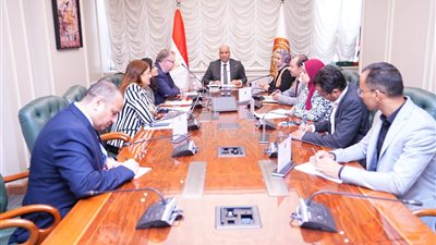وزير العمل يبحث مع وفد 