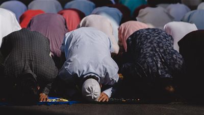 الإفتاء توضح حكم اقتداء المصلي فرضا بإمام يصلي نافلة
