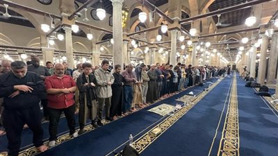 من أين يبدأ المصلون تكوين الصف الجديد في صلاة الجماعة؟ الإفتاء توضح