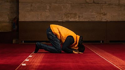 ما حكم وضع سترة أمام المصلي المنفرد؟ دار الإفتاء توضح