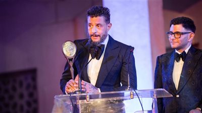  أحمد الفيشاوي وشقيقه عمر يتسلمان تكريم والدهما بمهرجان القاهرة الدولي للمونودراما 