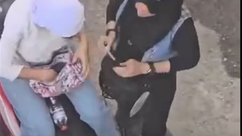 ضبط فتاتين