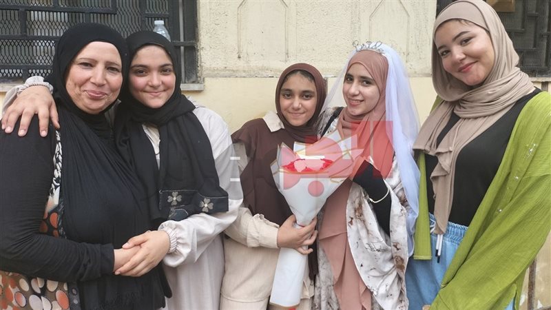 طالبة ثانوية عامة بدمياط بطرحة العروسة 