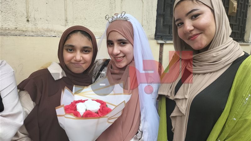 طالبة ثانوية عامة بدمياط بطرحة العروسة 
