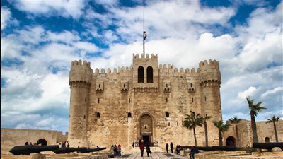 قلعة قايتباي بالإسكندرية.. أيقونة تاريخية تحرس البحر المتوسط وتحكي أمجاد المدينة