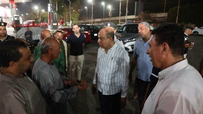 محافظ المنيا خلال الجولة 