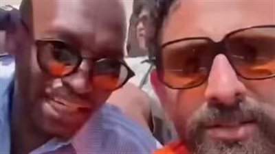 بمدرجات نهائي المونديال.. مشجع يحصل على توقيع شيكابالا بقميص باوك اليوناني