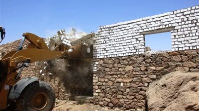 محافظ أسوان يتابع نتائج جهود إزالة التعديات وإسترداد أراضى أملاك الدولة 