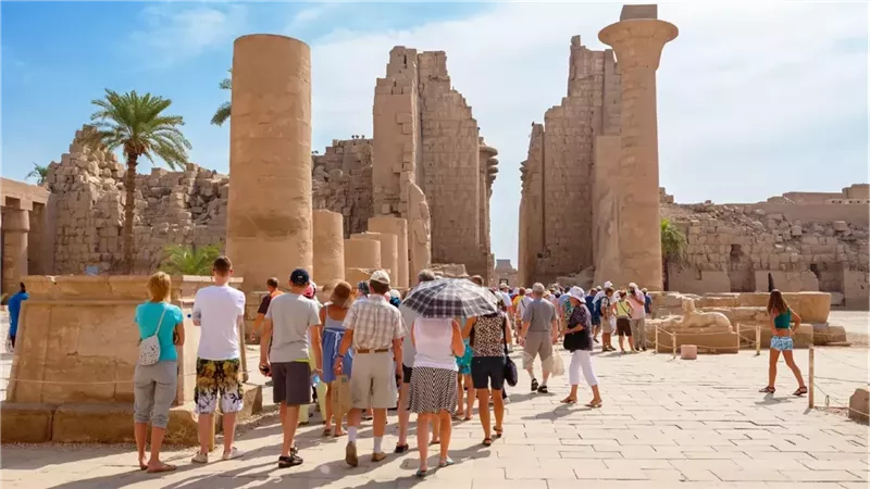 السائحين 