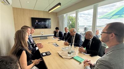 وزير الطيران يعزز التعاون مع Acron البريطانية لتطوير التدريب وتقنيات محاكاة الطيران المتقدمة