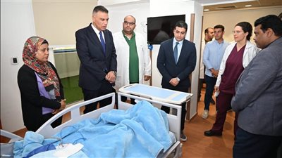 محافظ جنوب سيناء يطمئن على المصابتين في حادث طريق رأس سدر