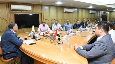 محافظ قنا يبحث دعم القطاع الصحي والارتقاء بمستوى الخدمات الطبية بالمستشفى العام