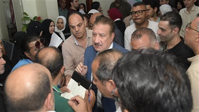 جولة مفاجئة لمحافظ بورسعيد بمبنى التأمين الصحي الشامل وتوجيهات بحل أزمة التزاحم