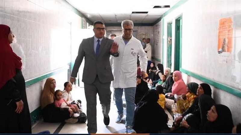 محافظ قنا أثناء جولته بالمستشفى العام 