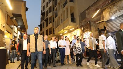 رئيس الجبل الأسود والوفد المرافق له يتجولون بشارع المعز بصحبة محافظ القاهرة