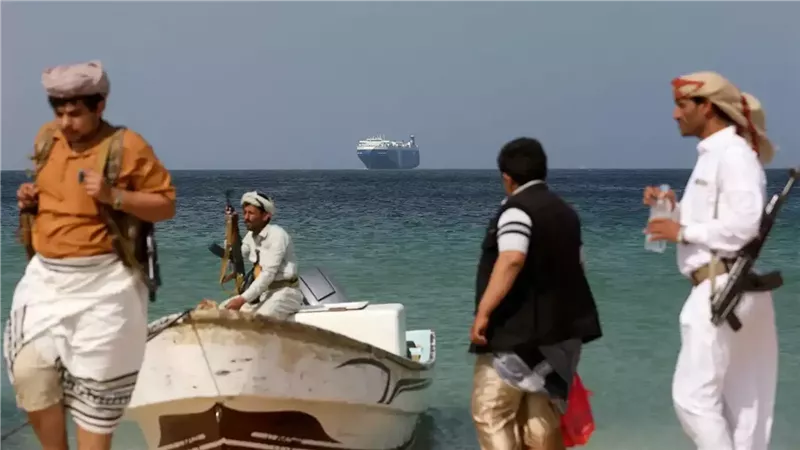 مسلحون حوثيون يتابعون سفينة في البحر  