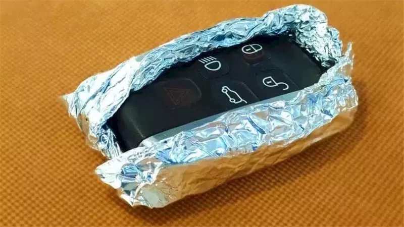 تغليف مفاتيح السيارة والمحفظة بورق الألومنيوم