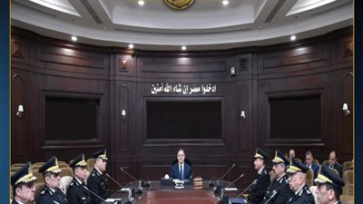 وزير الداخلية يبحث محاور الخطط الأمنية مع مديري الأمن خلال عيد الفطر