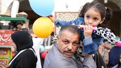 المصريون يحتفلون بأول أيام عيد الفطر، من المساجد إلى الحدائق والمتنزهات (صور)