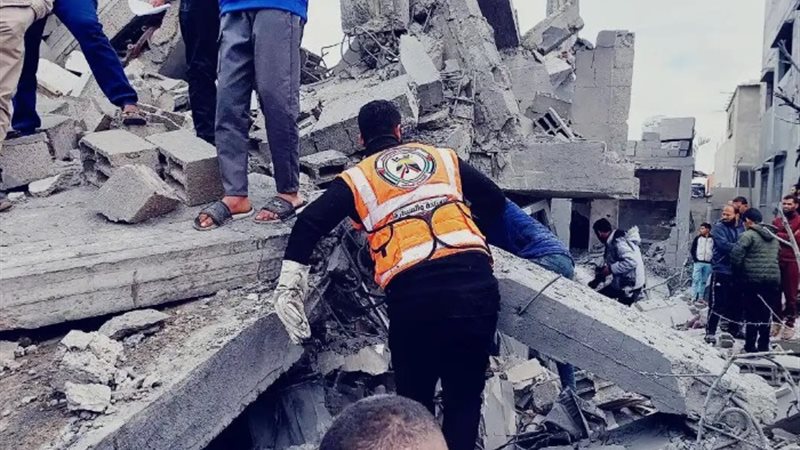 انتشال جثث الشهداء الفلسطينيين من مدينة خان يونس
