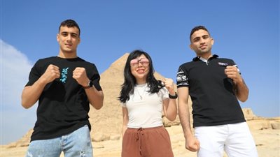 المقاتلان إسلام رضا وأحمد طارق يروجان للسياحة من الأهرامات (صور)