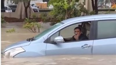 المصري معروف بشهامته، شاب ينقذ مسنا من الغرق في سيول دبي