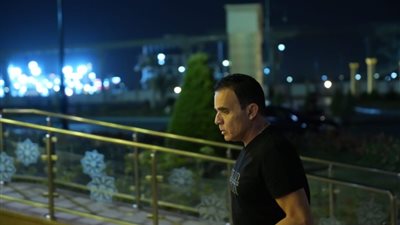 محمد الشقنقيري فى عزاء والد نجم الأهلي وليد سليمان