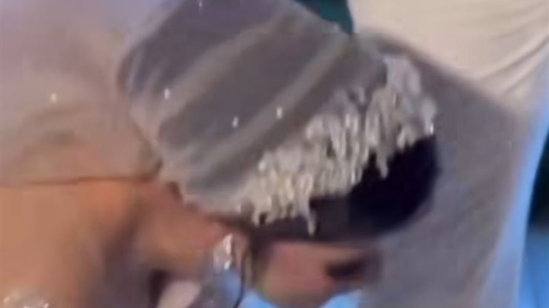 فتاة تقبل قدم زوجها في حفل الزفاف