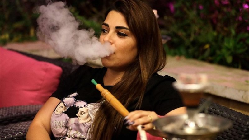 سيدة تدخن التبغ
