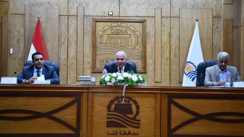 محافظ قنا