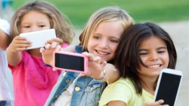 خطورة الأجهزة الذكية على الأطفال