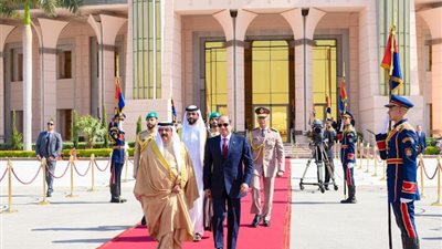 الرئيس  السيسي يودع ملك البحرين بمطار القاهرة عقب انتهاء زيارة رسمية لمصر