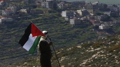 عبوة ناسفة تنفجر في مستوطن حاول إزالة علم فلسطين بالضفة (فيديو)