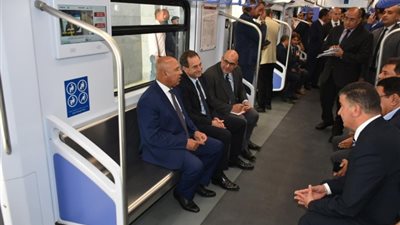 وزير النقل والسفير الفرنسي يستقلان القطار الكهربائي والخط الثالث للمترو