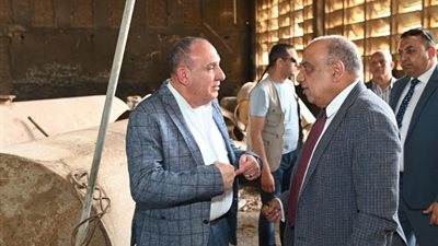 وزير قطاع الأعمال يتابع خطوط الإنتاج في شركة 