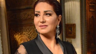 وفاء عامر تخرج من عباءة المعلمة صباح الجياش بـ «بدون مقابل»