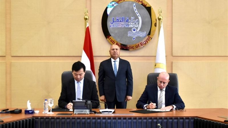 خلال مراسم التوقيع