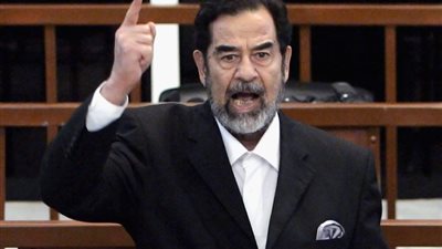 كتبها قبل إعدامه بأيام، ابنة صدام حسين تنشر مذكرات لأبيها بخط يده (صور)