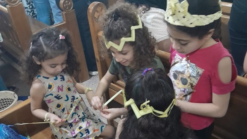 الأطفال يحتفلون بعيد أحد السعف