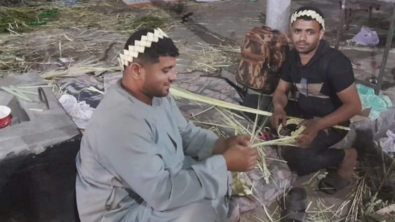 أحد بائعي السعف من أمام كنيسة السيدة العذراء