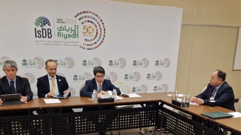 وزير المالية مع محافظ بنك اليابان الدولي