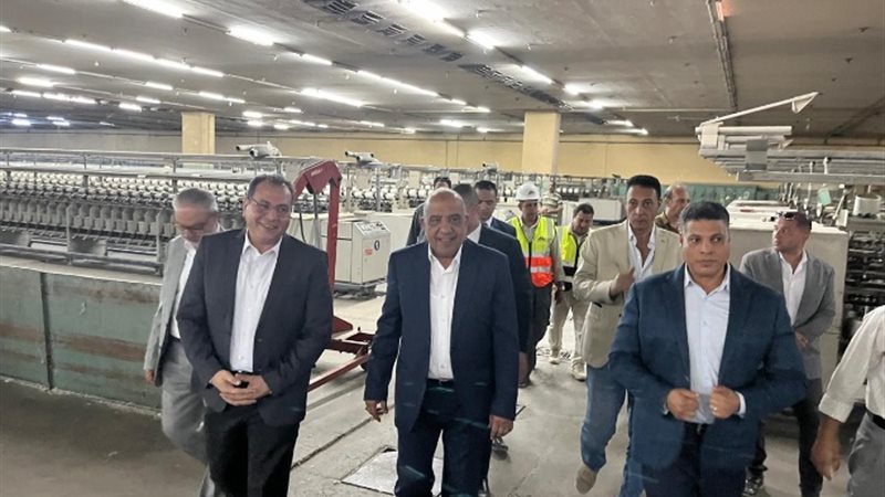 جانب من جولة وزير قطاع الأعمال